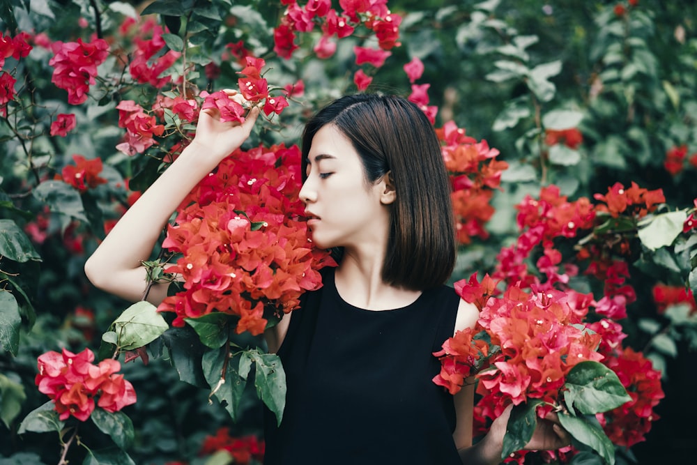 Femme entourée de fleurs roses