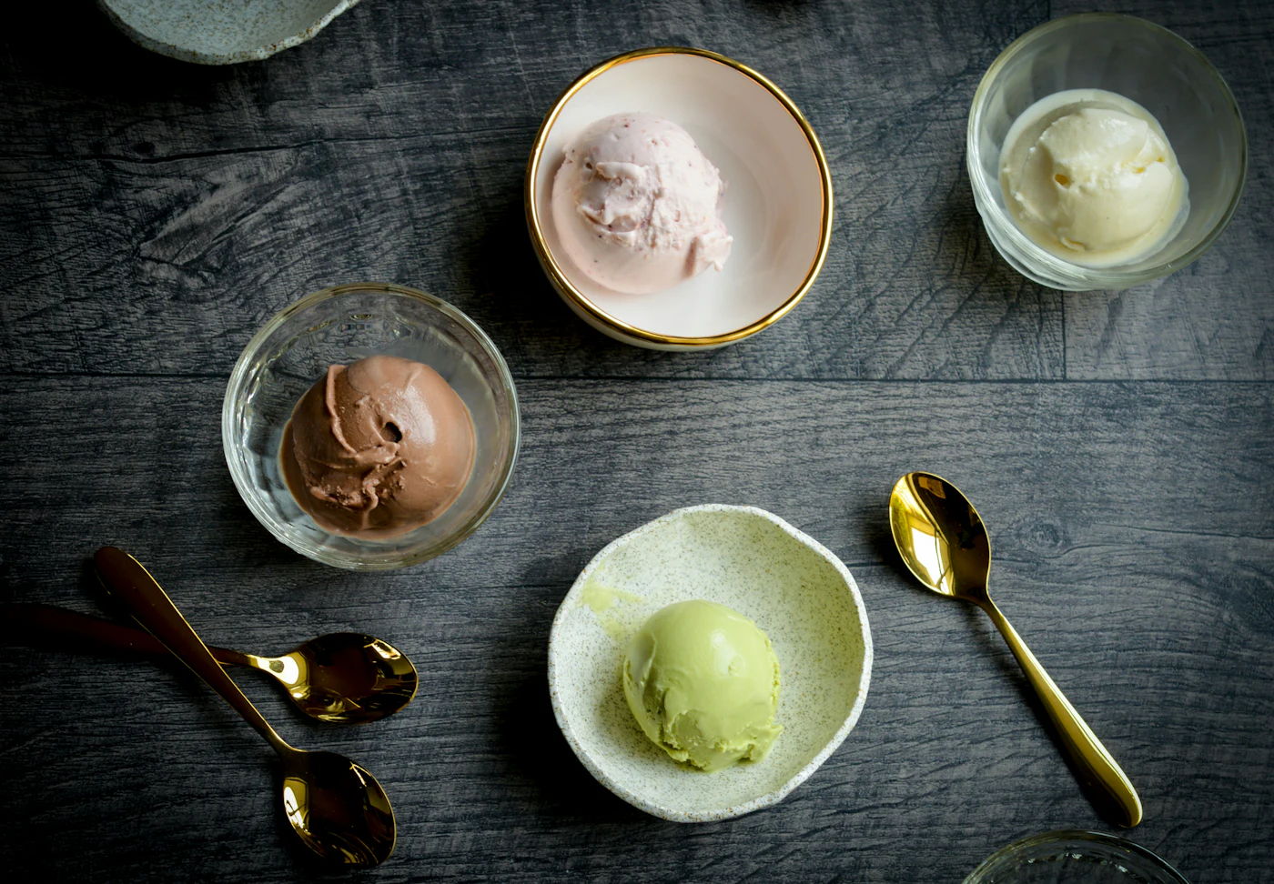 Quatre petites coupes de glace chocolat, vanille, matcha et fraise