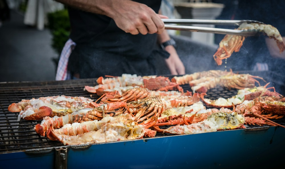 Mann grillt tagsüber Krabben