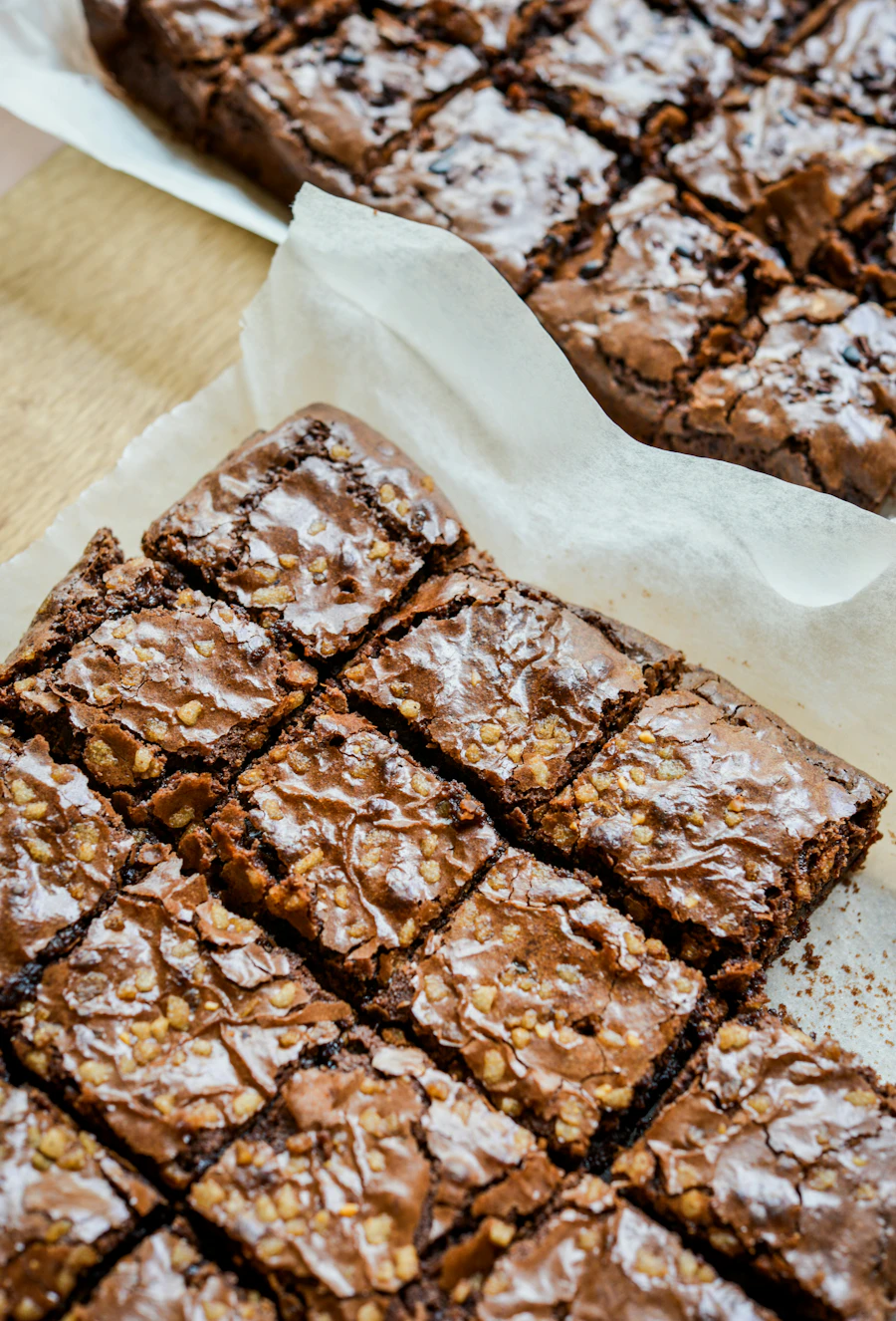 Brownies moelleux fraîchement cuits, texture caroube