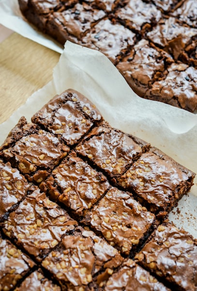 Carrés de brownie fondant aux noix, croûte craquante sur le dessus