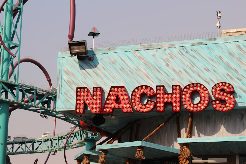 Signalétique rouge du magasin Nachos