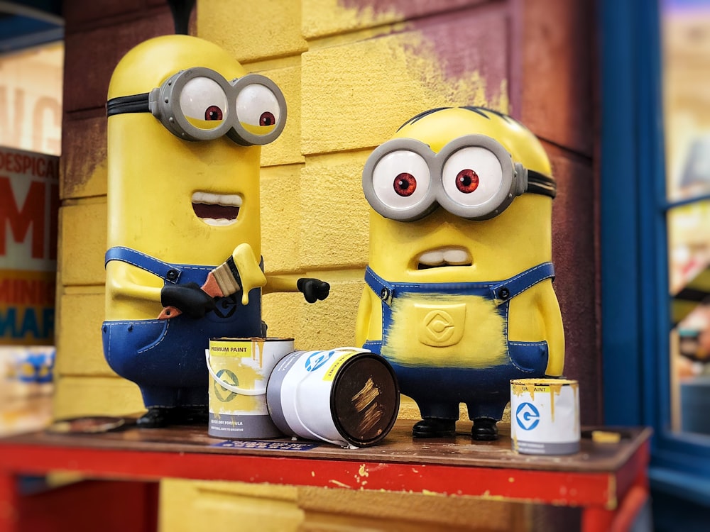 dois personagens de Minions na tabela vermelha