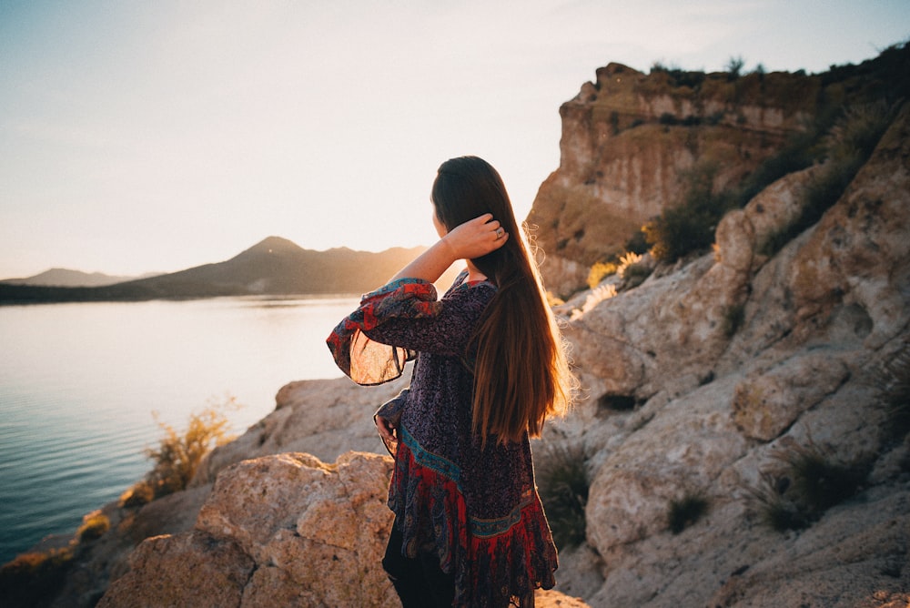 woman putting hand in her head