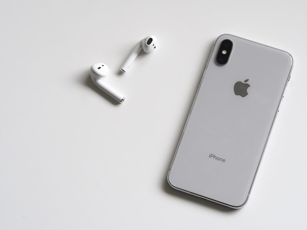 iPhone X argenté et Apple EarPods