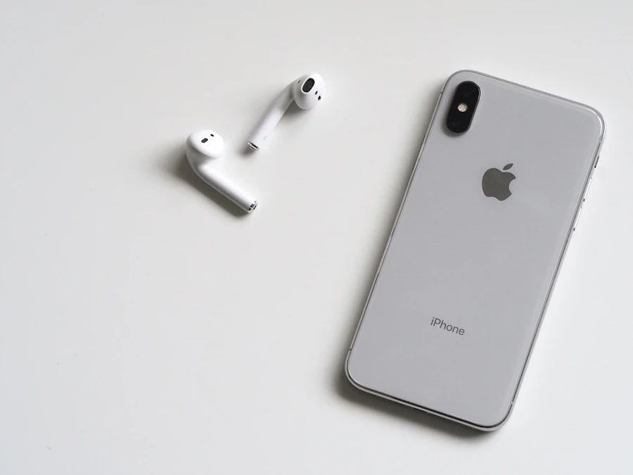 iPhone plateado y audífonos inalámbricos