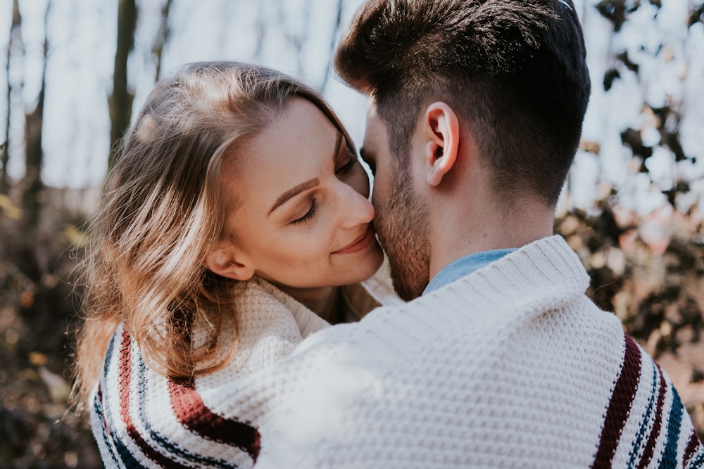 uomo e donna che si baciano durante il giorno