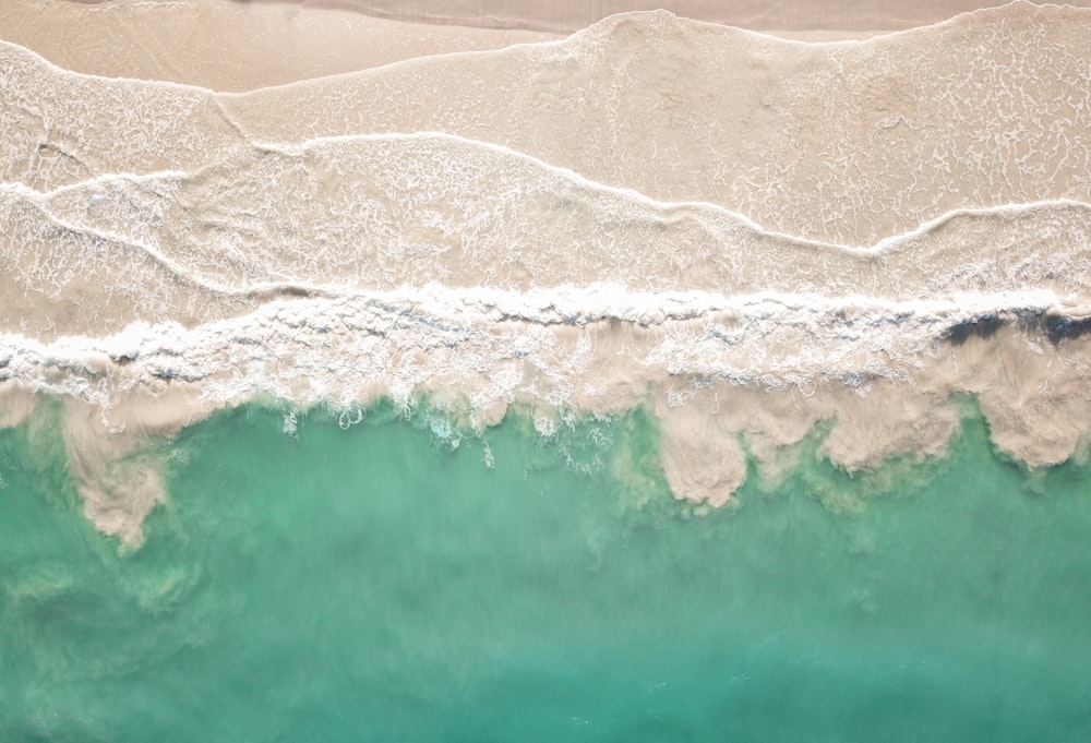 Veduta aerea della riva del mare