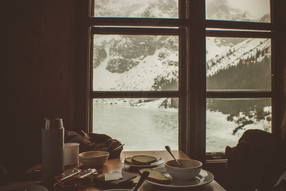 Tasse en céramique blanche sur soucoupe avec cuillère