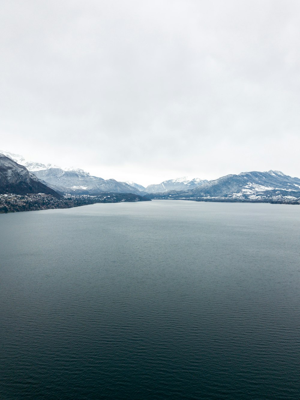 Luftaufnahme eines Gewässers in der Nähe eines Berges