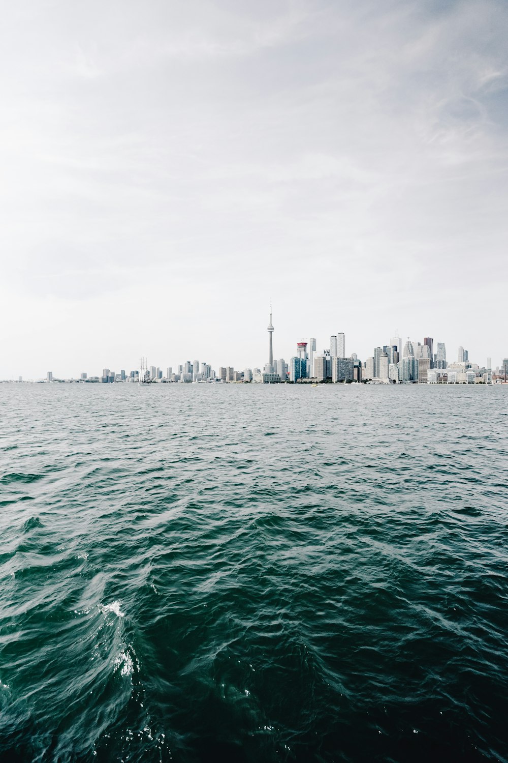 Fotografie von Stadtbild und Meer