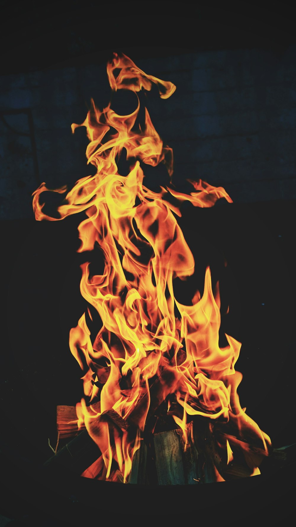 火のついたファイヤーピットの写真