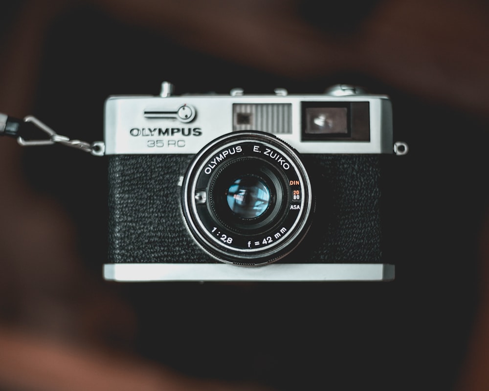 schwarz-graue Olympus 35 RC Kamera