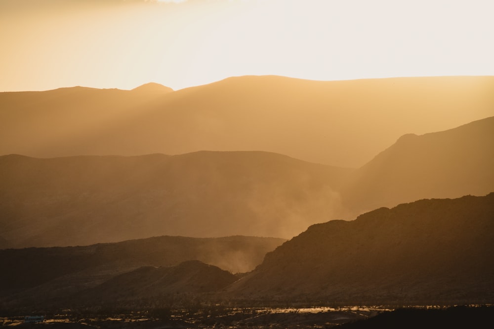 Photographie sépia de montagnes