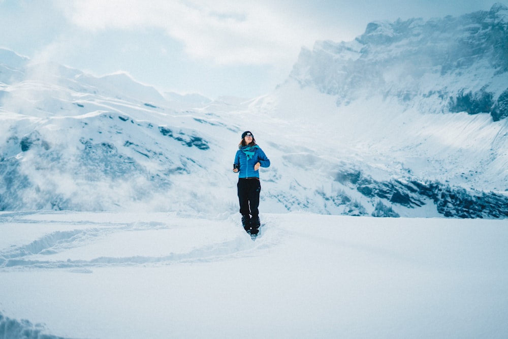 pessoa em pé na montanha de neve