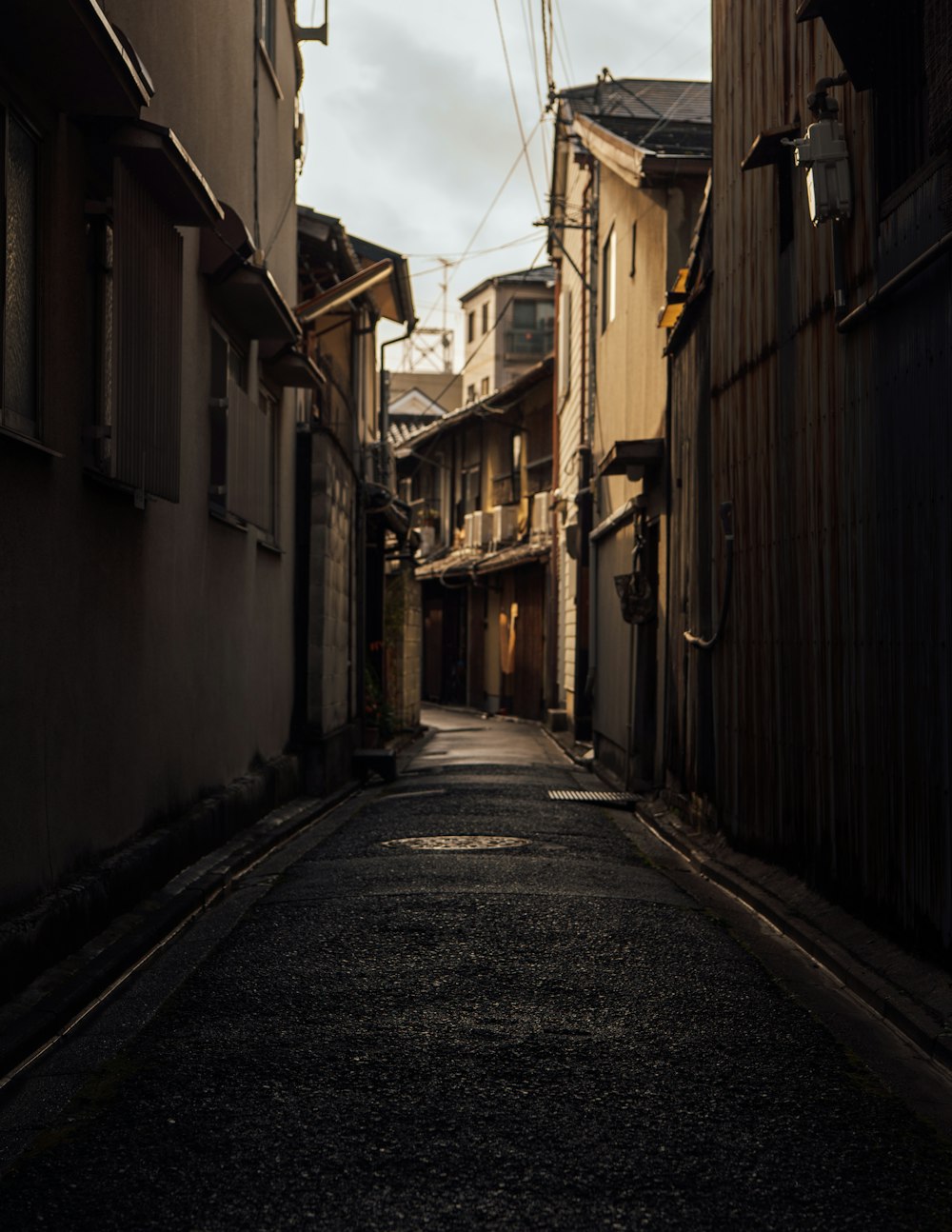 alleyway between houses during daytime