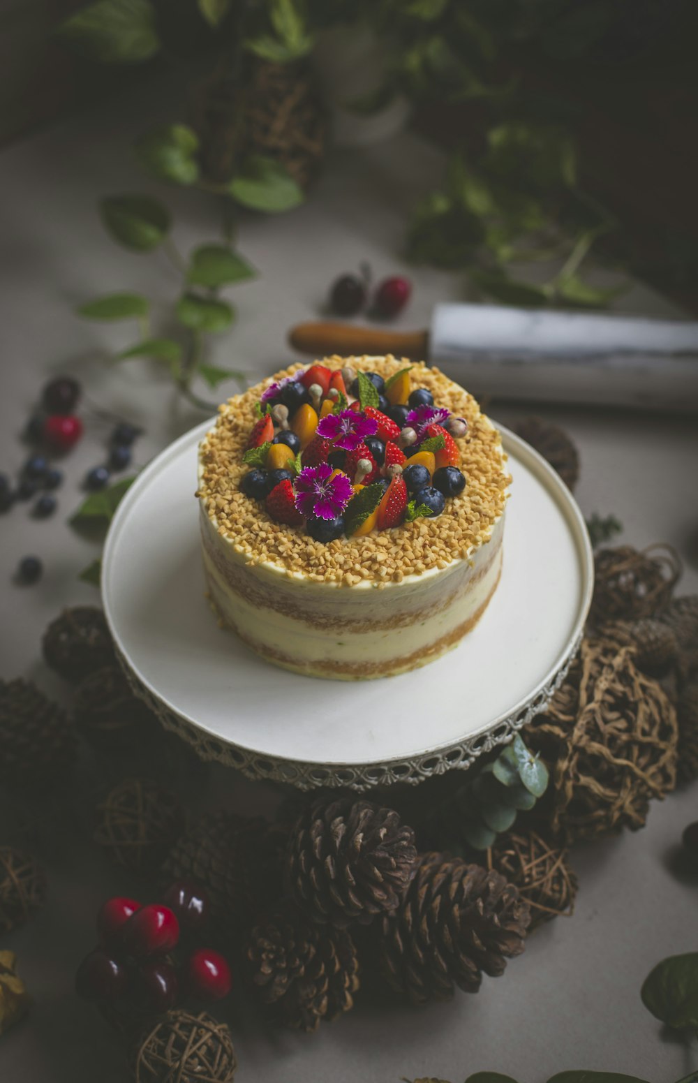 Torta bianca con strabereries su topp