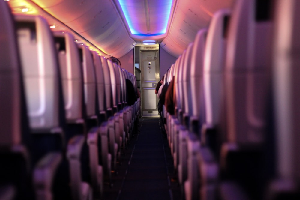 fotografia de foco raso de assentos de avião