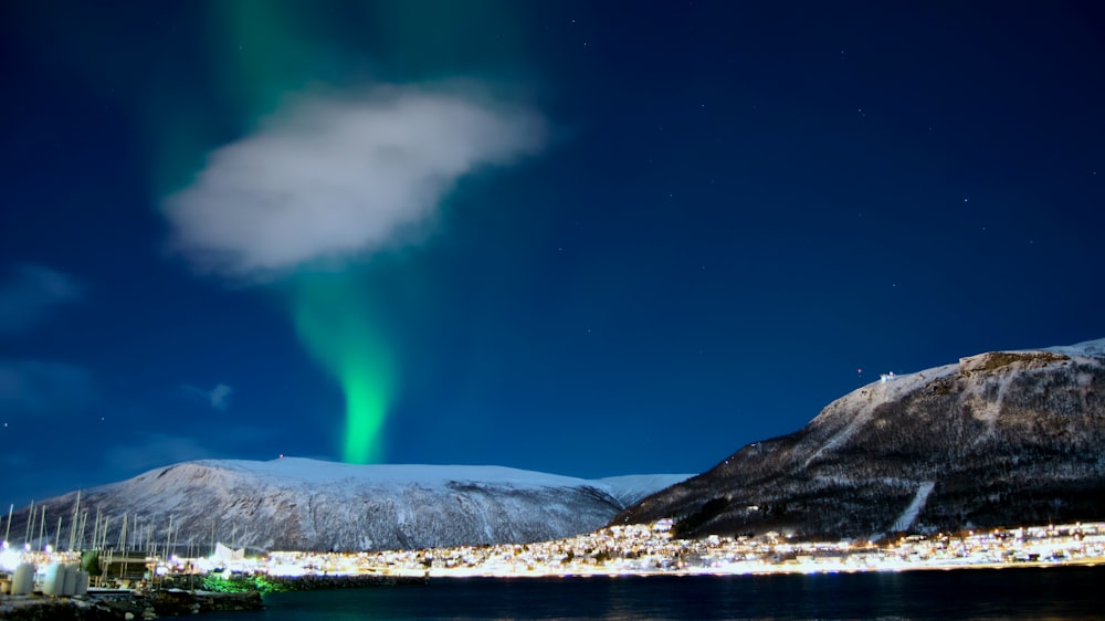 foto de aurora boreal na montanha
