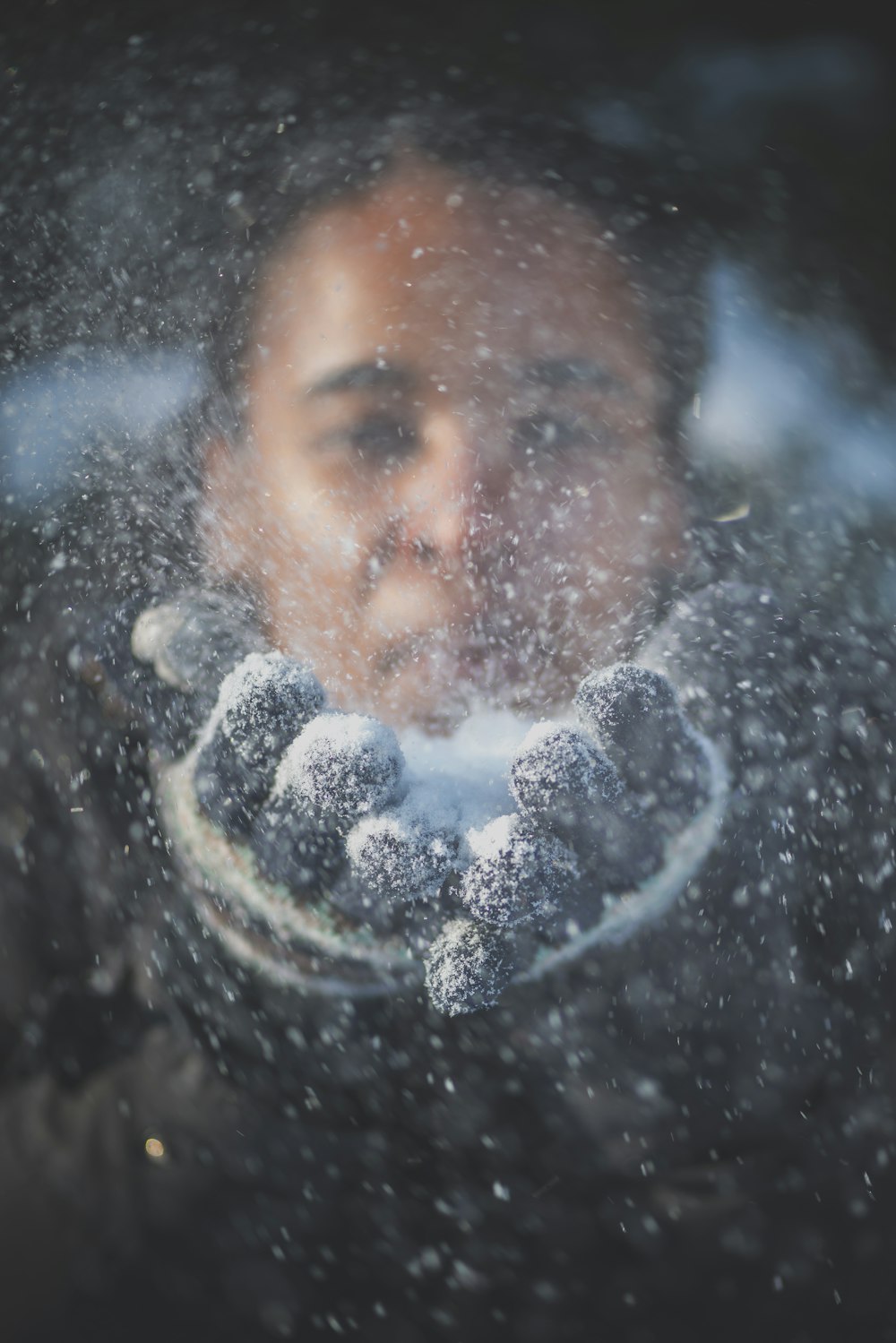 タイムラプス撮影で雪を吹く男