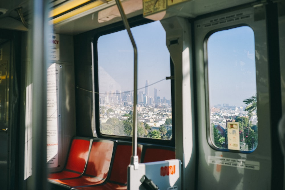 Intérieur du train rouge et gris