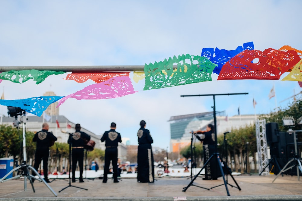 Banda tocando en el escenario durante el día