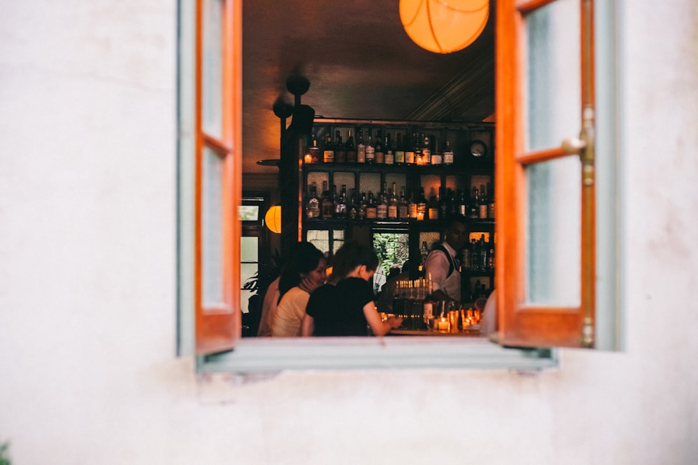 Ventana de bar de vinos con gente