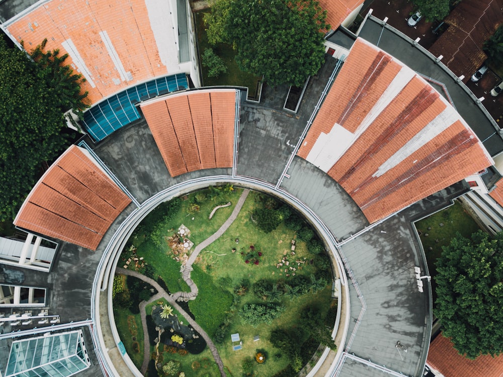 Luftaufnahme des runden Gartens und Gebäudes