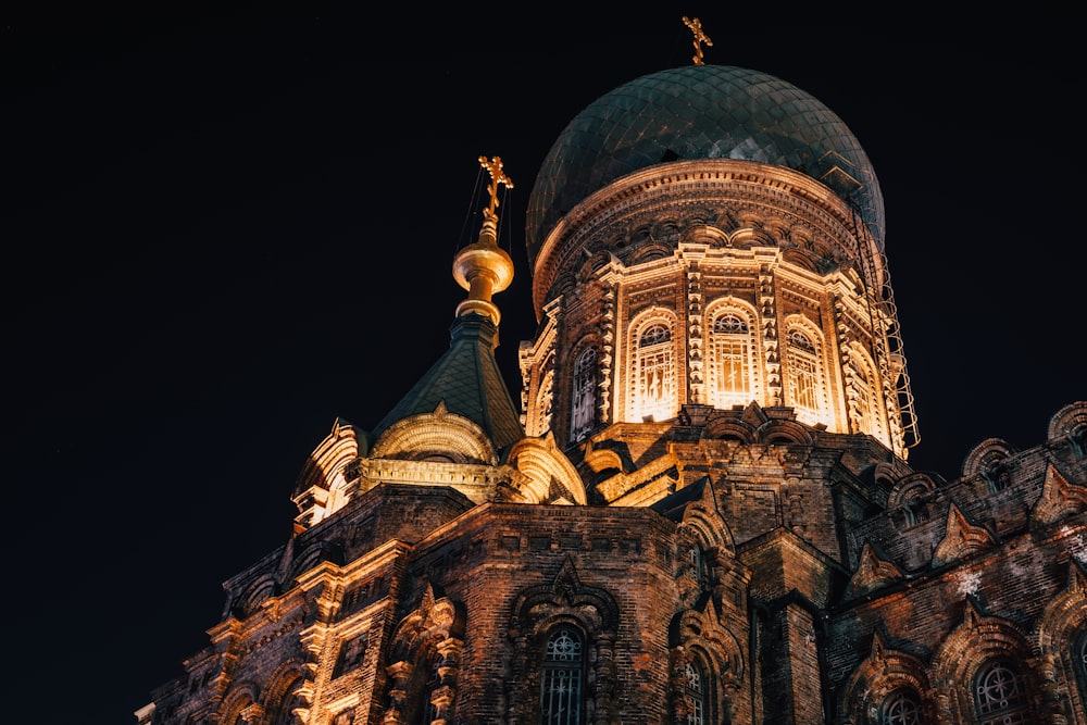 Catedral iluminada durante a noite
