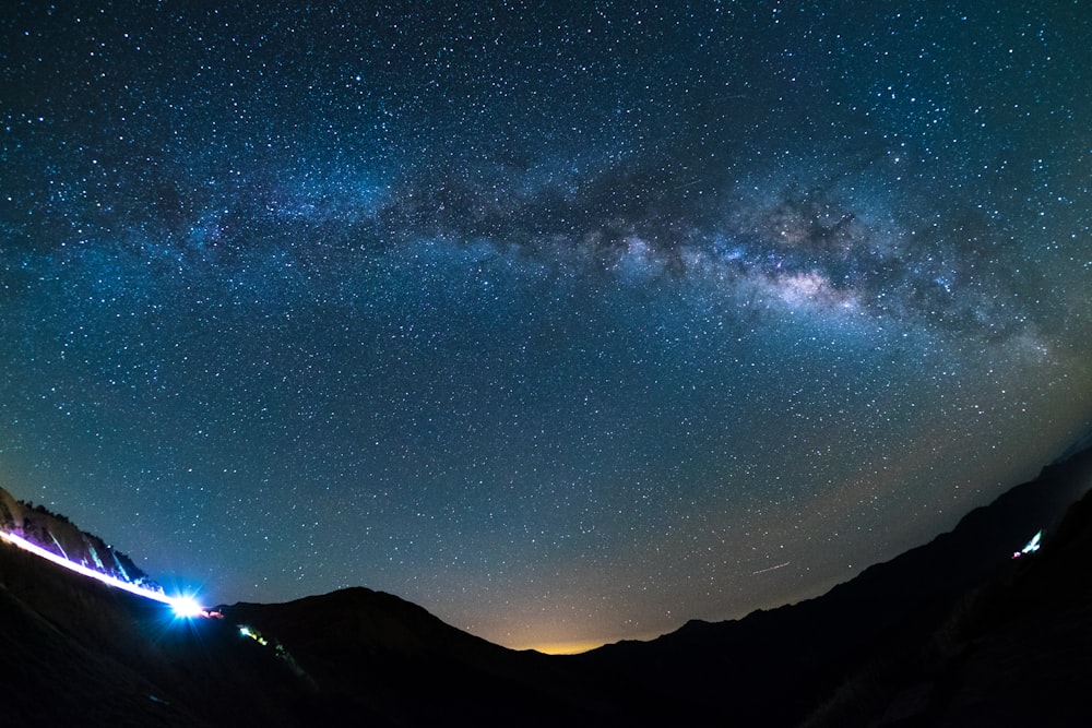 montaña bajo el cielo azul