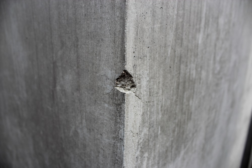 Pilar de hormigón gris que muestra la parte agrietada