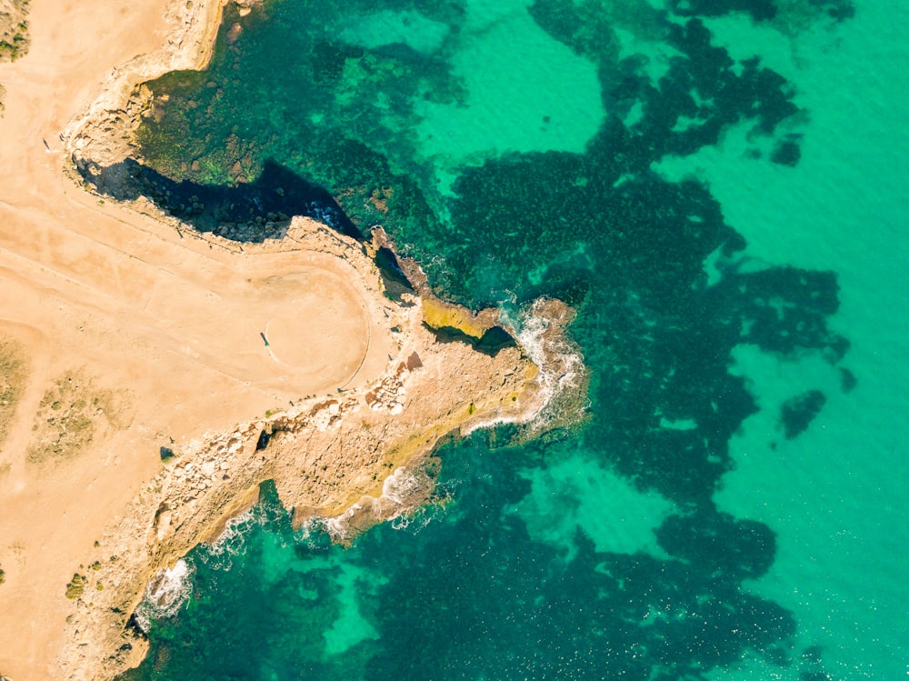 foto aerea dello specchio d'acqua accanto alla sporcizia marrone