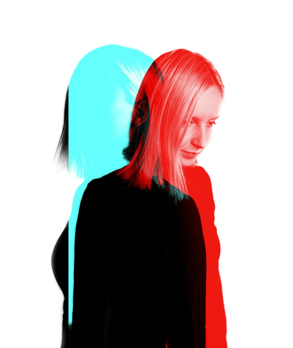 mujer con efectos fotográficos rojos y azules