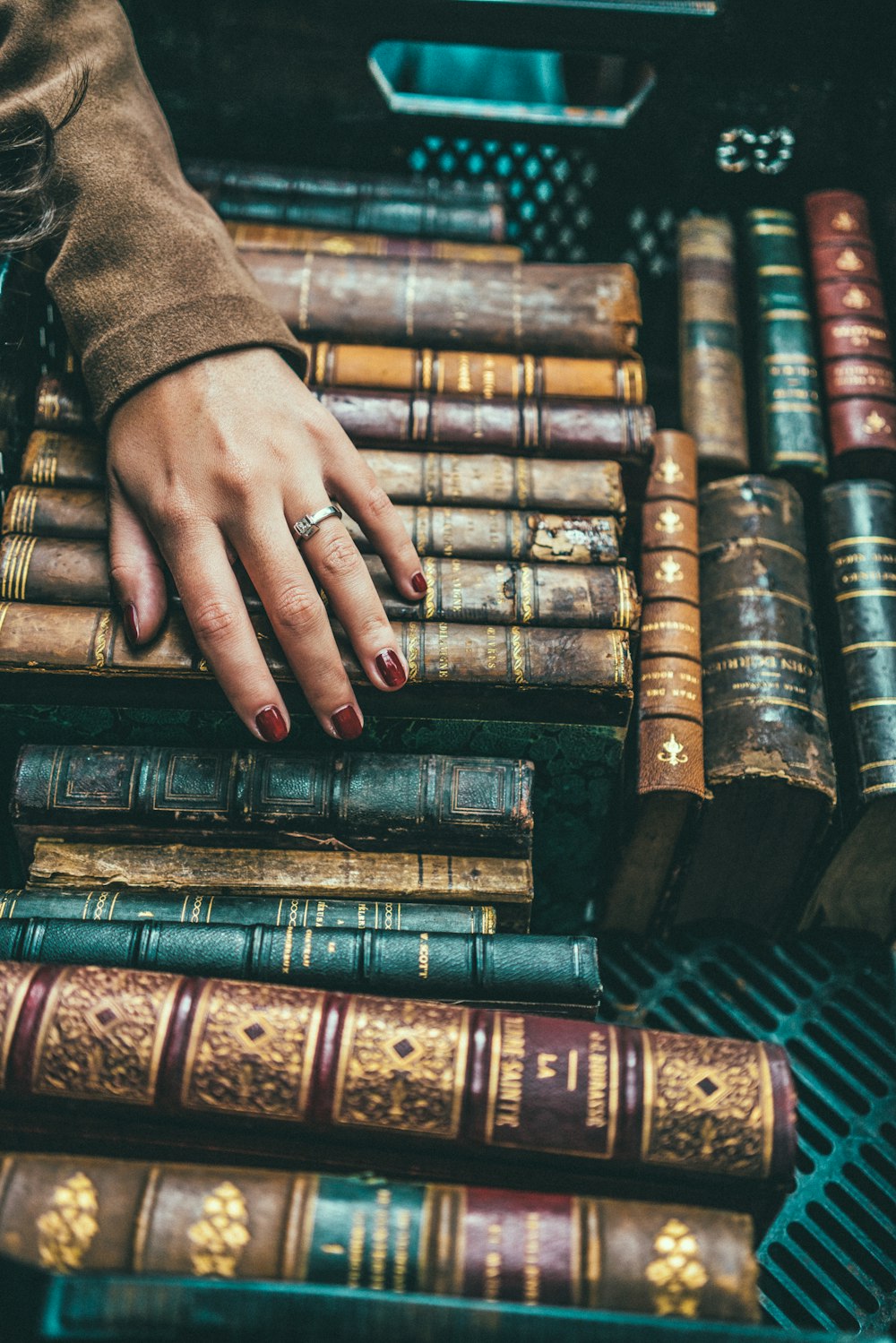 Person Hand auf Gruppe von Büchern