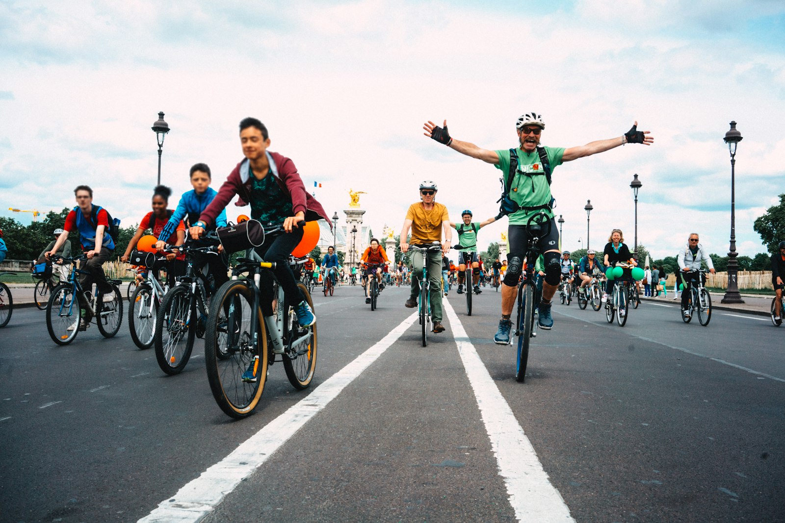 Sony a7R II + Sony Sonnar T* FE 35mm F2.8 ZA sample photo. Cyclist on road photography