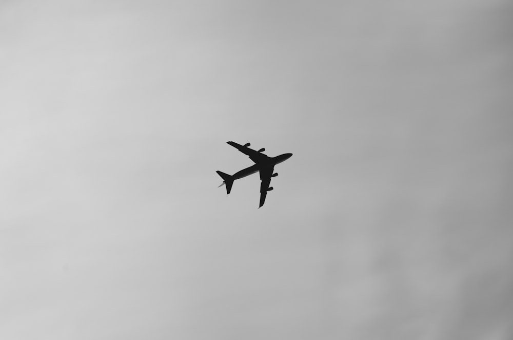Fotografia de foco seletivo de avião no ar durante o dia