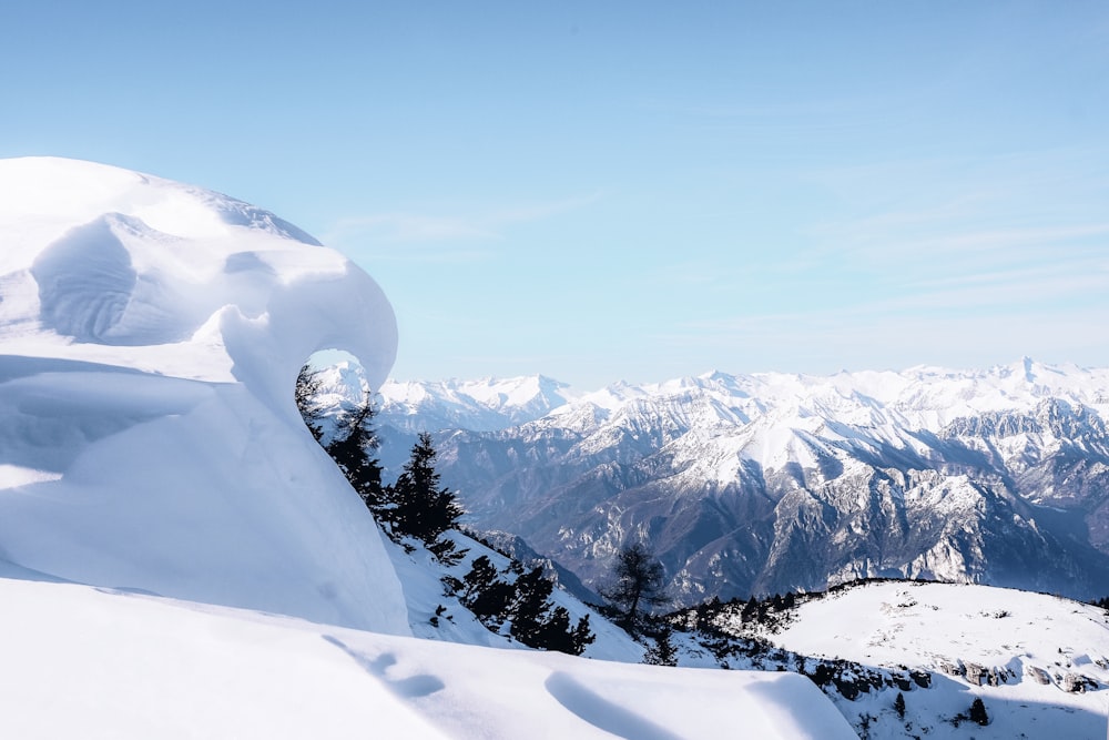 montaña cubierta de nieve bajo el cielo azul