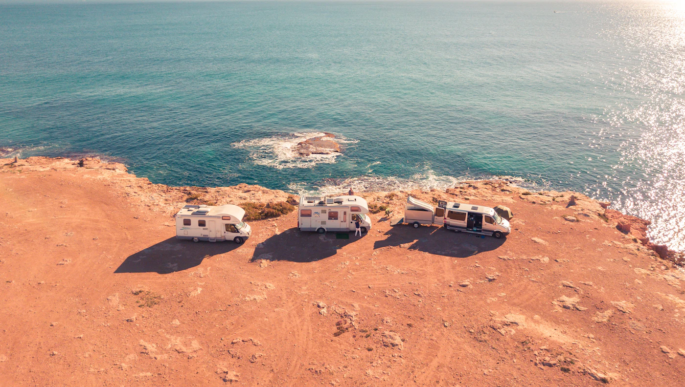 Autocaravanas estacionadas junto al mar