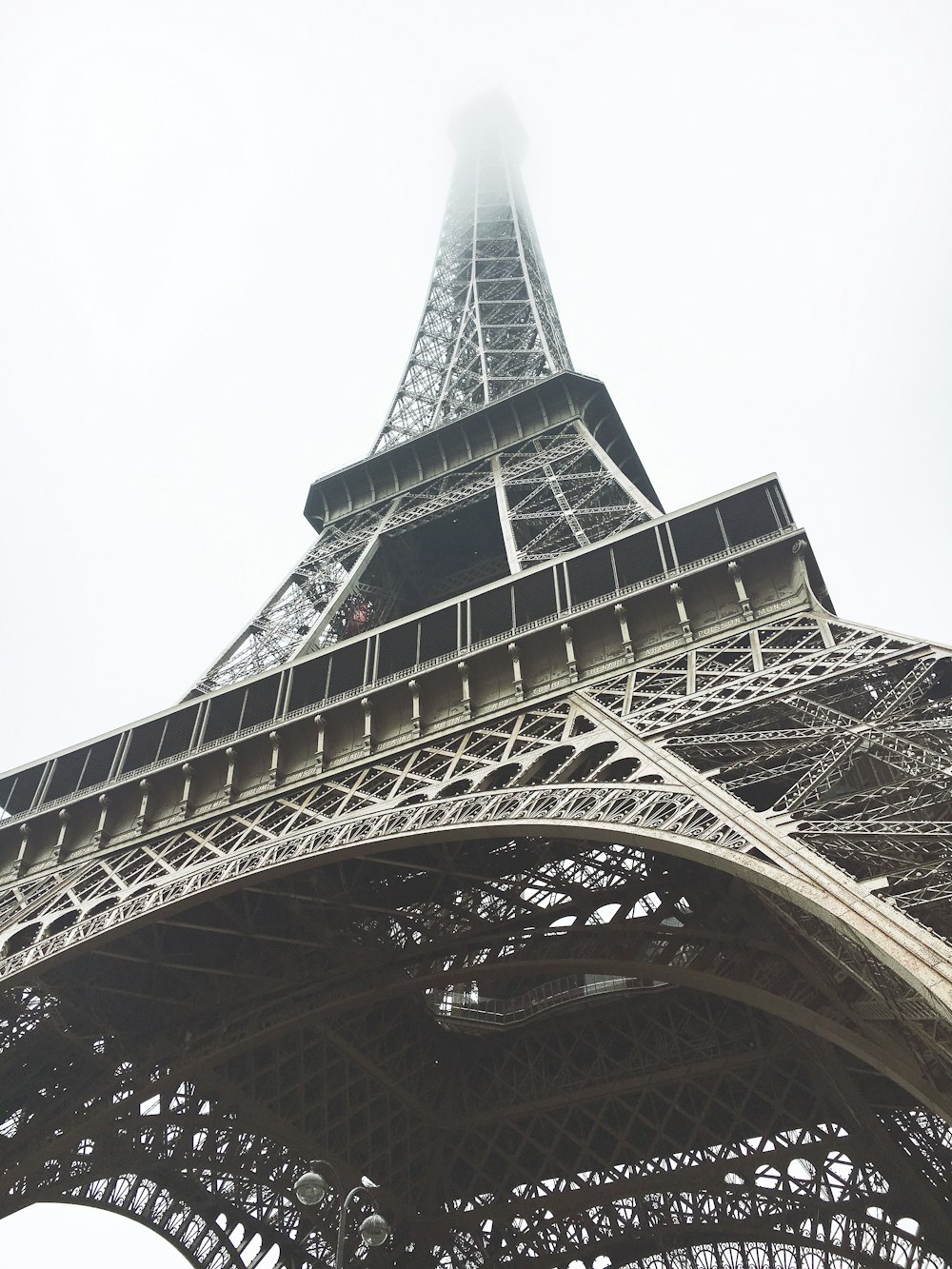 Blick aus der Wurmperspektive auf den Eiffelturm