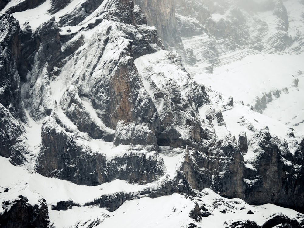 visão de alto ângulo da neve revestida de montanha