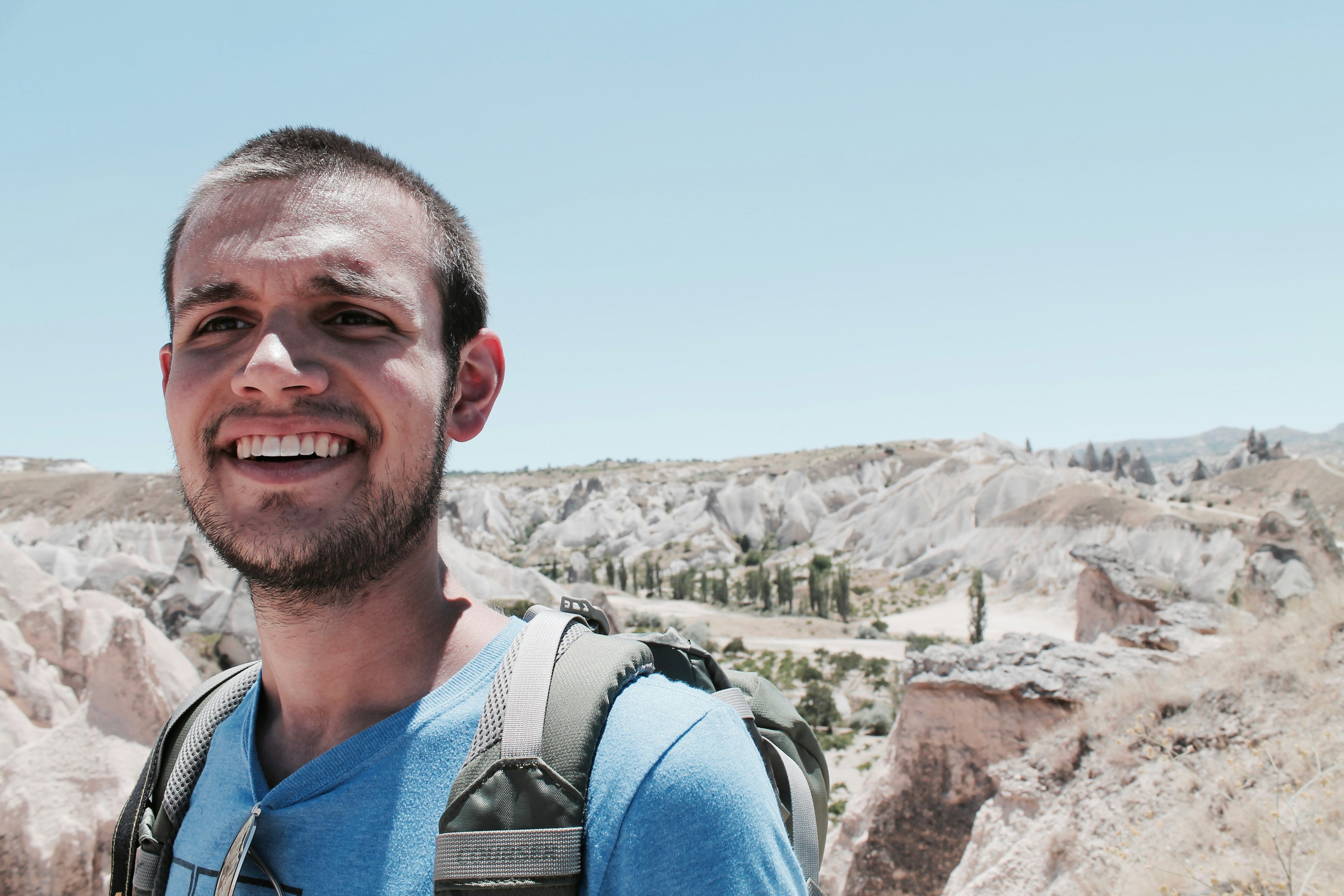 Улыбка в горах. Гора улыбается. Улыбка в горах. Женщина на вершине горы фото. Гора улыбается.