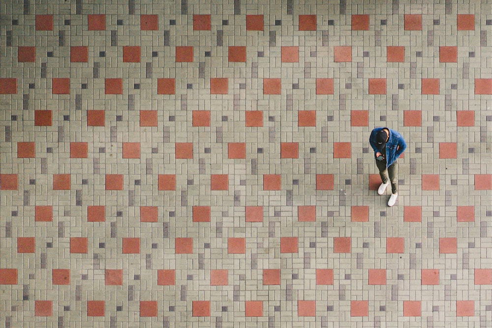 Hombre de pie sobre el suelo marrón y beige