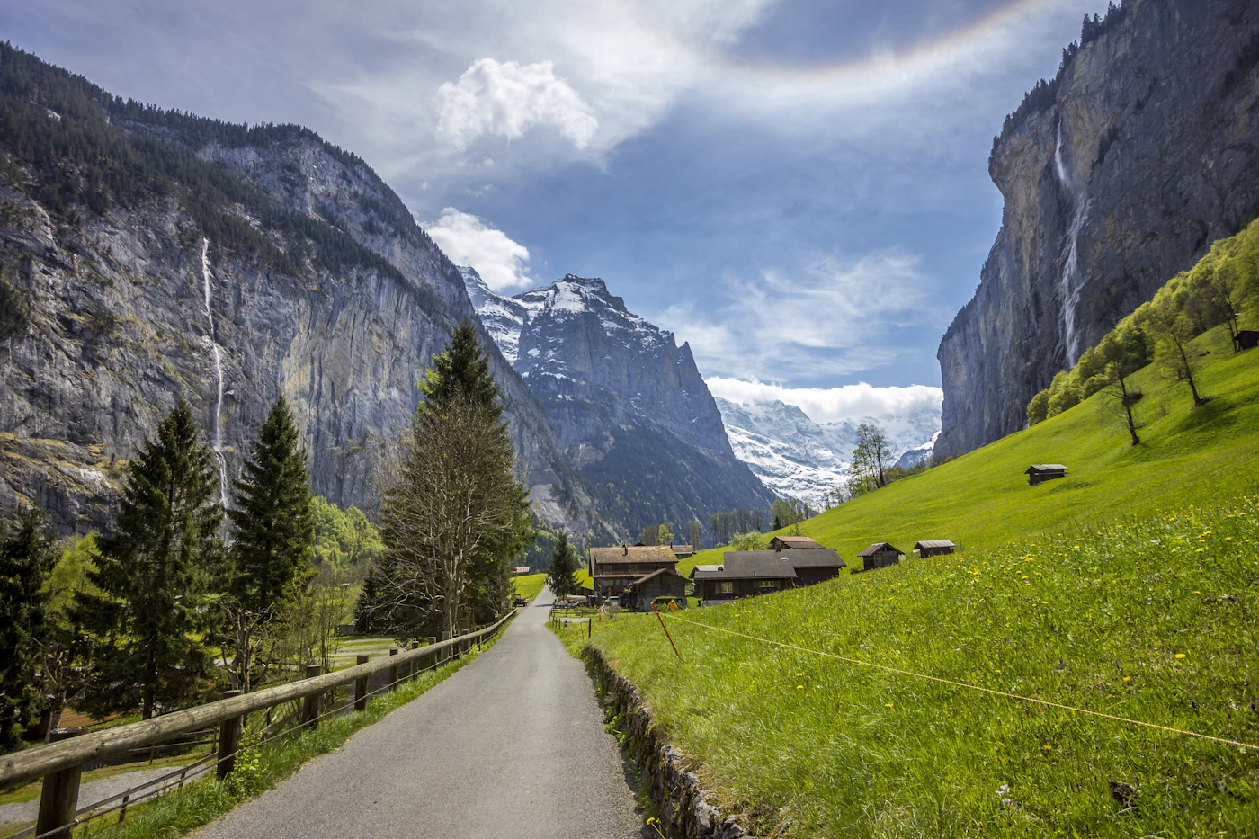 Lauterbrunnen vadisi: yeşil çayırlar ve dik kayalıklar