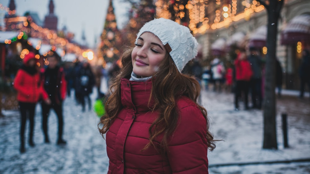 Photographie sélective de la femme portant une parka rouge en position debout