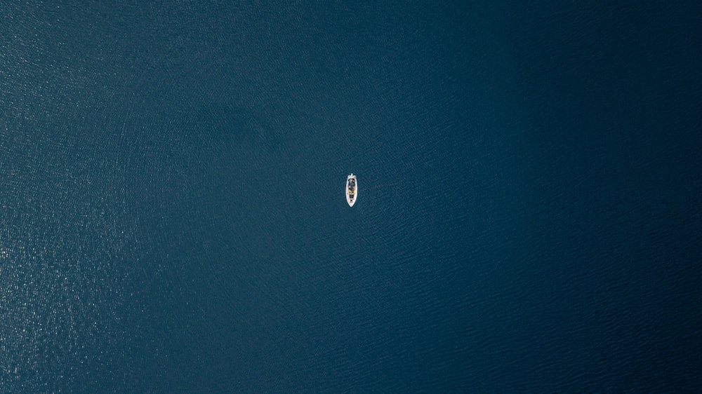 Eine Luftaufnahme eines Bootes im Wasser
