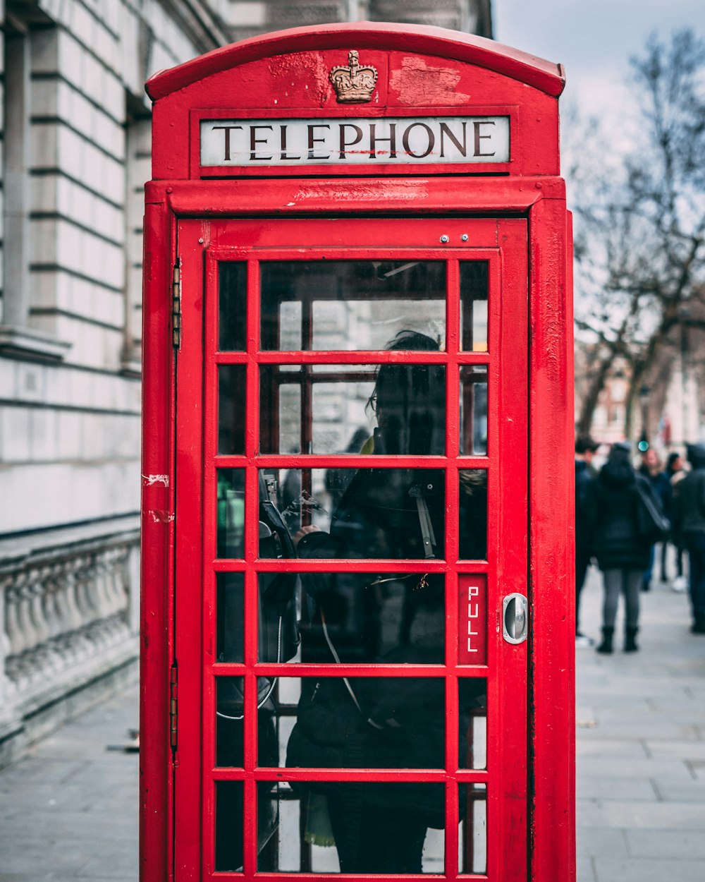 foto ravvicinata della cabina telefonica rossa