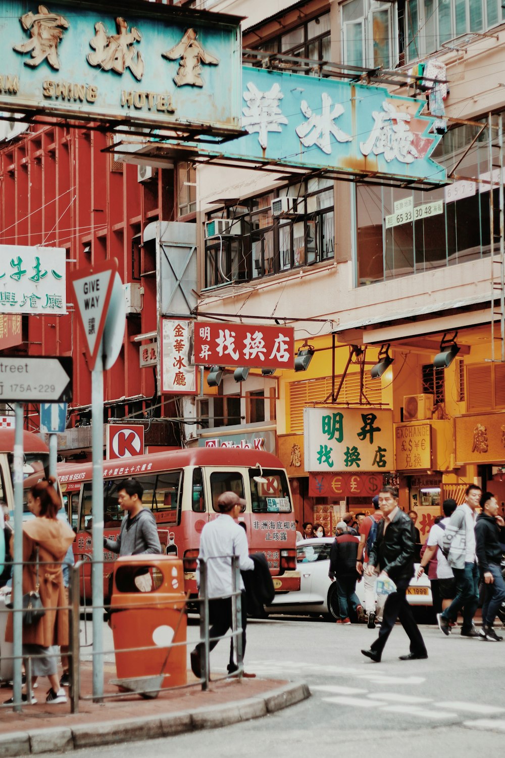 昼間、道路を歩く人