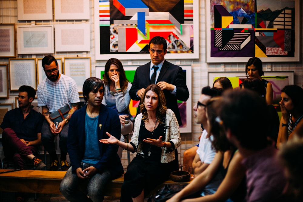 Reunião de pessoas na sala