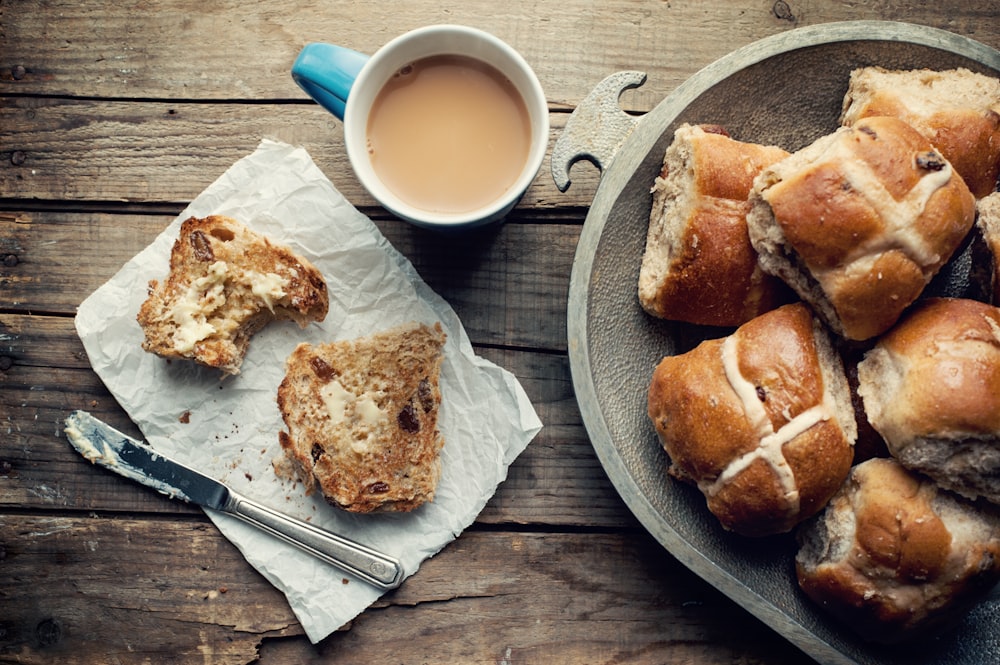 pâtisseries cuites au four dans un bol gris près d’une tasse blanche remplie de café