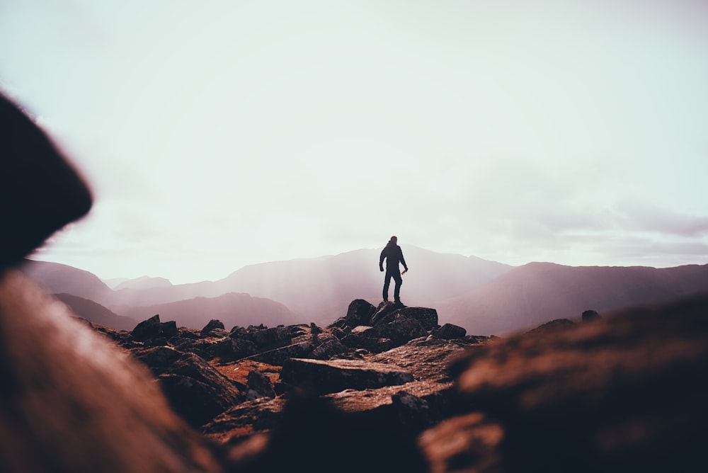 Person, die auf einem riesigen Felsen steht